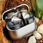 Samsung Galaxy Buds 3 Pro em um fundo branco