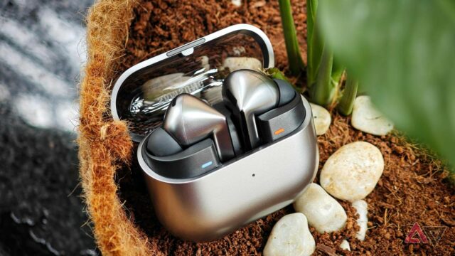 Os melhores fones de ouvido sem fio da Samsung estão Samsung Galaxy Buds 3 Pro em um fundo branco