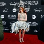 Os melhores looks do tapete vermelho da cerimônia de posse do Hall da Fama do Rock & Roll de 2025