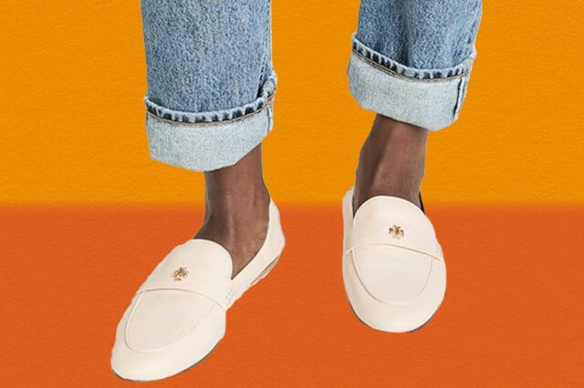 Mocassins de couro rosa claro Tory Burch com emblema dourado.