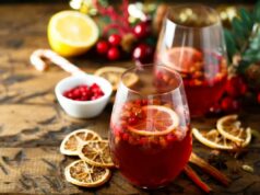 Os mocktails festivos estão se tornando a norma nas festas de fim de ano, à medida que a Geração Z dispensa cada vez mais a bebida Dois copos de ponche caseiro com especiarias e frutas em uma mesa de madeira.