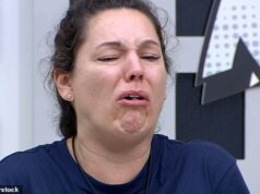 Os olhos de Kelly Brook engasgados fluem enquanto ela se dobra e CUSPI o cérebro de porco em uma primeira olhada de revirar o estômago no julgamento de I’m A Celebrity comer contra a Vogue Williams Kelly Brook ficou engasgada e com lágrimas escorrendo pelo rosto enquanto enfrentava um dos notórios desafios alimentares de I'm A Celeb com a Vogue Williams