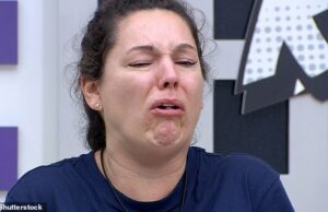 Os olhos de Kelly Brook engasgados fluem enquanto ela se dobra e CUSPI o cérebro de porco em uma primeira olhada de revirar o estômago no julgamento de I’m A Celebrity comer contra a Vogue Williams Kelly Brook ficou engasgada e com lágrimas escorrendo pelo rosto enquanto enfrentava um dos notórios desafios alimentares de I'm A Celeb com a Vogue Williams