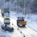 Um carro capotado na A19 perto de Sunderland esta manhã enquanto uma forte neve atinge o Nordeste