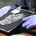 O líder nazista Adolf Hitler está sentado na beira de uma mesa em sua residência em Berghof, em Berchtesgaden, Alemanha, durante a Segunda Guerra Mundial, por volta de 1940. - Paul Popper/Popperfoto/Getty Images