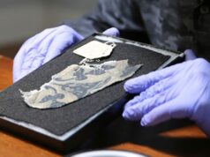 Os pesquisadores dizem que verificaram e sequenciaram o DNA de Hitler. Um novo documentário revela as descobertas O líder nazista Adolf Hitler está sentado na beira de uma mesa em sua residência em Berghof, em Berchtesgaden, Alemanha, durante a Segunda Guerra Mundial, por volta de 1940. - Paul Popper/Popperfoto/Getty Images