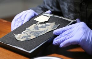 Os pesquisadores dizem que verificaram e sequenciaram o DNA de Hitler. Um novo documentário revela as descobertas O líder nazista Adolf Hitler está sentado na beira de uma mesa em sua residência em Berghof, em Berchtesgaden, Alemanha, durante a Segunda Guerra Mundial, por volta de 1940. - Paul Popper/Popperfoto/Getty Images