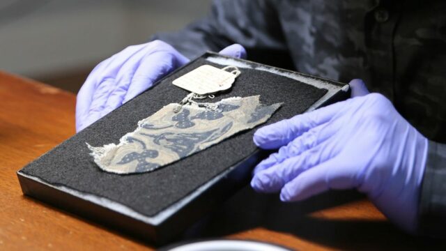 O líder nazista Adolf Hitler está sentado na beira de uma mesa em sua residência em Berghof, em Berchtesgaden, Alemanha, durante a Segunda Guerra Mundial, por volta de 1940. - Paul Popper/Popperfoto/Getty Images