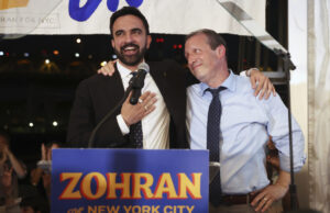 Os progressistas conseguirão aproveitar o impulso de Mamdani nas eleições intercalares? Zohran Mamdani fala após vencer a eleição para prefeito, terça-feira, 4 de novembro de 2025, em Nova York. (Foto AP/Yuki Iwamura)