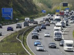 Os proprietários de carros elétricos agora terão que pagar duas vezes para dirigir no exterior sob o novo esquema trabalhista de pagamento por milha Os motoristas de veículos elétricos (EV) enfrentam o pagamento de uma tarifa dupla durante as férias, de acordo com o novo esquema trabalhista de pagamento por milha