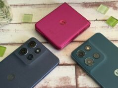 Os recursos da Motorola nos quais confio todos os dias (e por que não vou desistir deles) O Moto Razr Ultra com sua capa apoiada em uma estante.