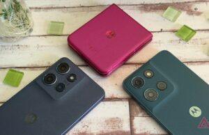 Os recursos da Motorola nos quais confio todos os dias (e por que não vou desistir deles) O Moto Razr Ultra com sua capa apoiada em uma estante.