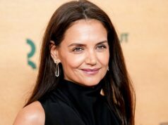 Os tênis Rich Mom de US $ 895 de Katie Holmes têm um gêmeo da Amazon que está à venda por US $ 23 NOVA IORQUE, NOVA IORQUE - 06 DE SETEMBRO: Katie Holmes comparece ao