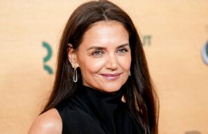 Os tênis Rich Mom de US $ 895 de Katie Holmes têm um gêmeo da Amazon que está à venda por US $ 23 NOVA IORQUE, NOVA IORQUE - 06 DE SETEMBRO: Katie Holmes comparece ao
