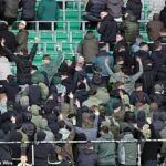 Os torcedores do Celtic vaiam durante um minuto de silêncio no Dia da Memória, enquanto o árbitro encerra a homenagem após apenas 10 SEGUNDOS