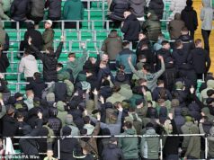Os torcedores do Celtic vaiam durante um minuto de silêncio no Dia da Memória, enquanto o árbitro encerra a homenagem após apenas 10 SEGUNDOS Os torcedores do Celtic vaiam durante um minuto de silêncio no Dia da Memória, enquanto o árbitro encerra a homenagem após apenas 10 SEGUNDOS