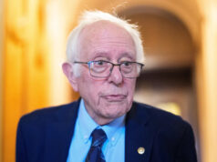 Os vencedores e perdedores do acordo de paralisação do governo A senadora Jeanne Shaheen, D-New Hampshire, fala a membros da mídia no Capitólio dos EUA no terceiro dia de paralisação do governo.