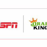 Fundo branco com logotipo da ESPN à esquerda e logotipo da DraftKings à direita. Duas linhas vermelhas estão na parte superior e inferior dos logotipos, junto com uma pequena linha preta entre os dois logotipos.