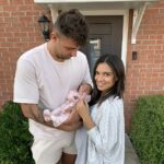 Ali Watson morreu em um acidente de jetski em Dubai em 2020. Sua parceira Charlotte Lescott, na foto com sua filha Soulie, assistiu ao desenrolar da tragédia