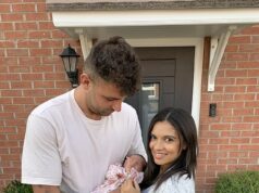 Pai britânico, de 28 anos, morreu na frente de sua parceira e de seu bebê de quatro meses em Dubai, quando um jetski em alta velocidade bateu nele, segundo o inquérito Ali Watson morreu em um acidente de jetski em Dubai em 2020. Sua parceira Charlotte Lescott, na foto com sua filha Soulie, assistiu ao desenrolar da tragédia