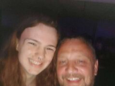 Pai, de 46 anos, estava tentando salvar seu filho, de 17, que foi subitamente arrastado para o mar antes que ambos se afogassem na costa da Austrália, segundo inquérito Owen, 17, e Robin Reed, 46 (foto) estavam na Grande Barreira de Corais em águas 'não mais profundas do que a altura da cintura' quando a tragédia aconteceu