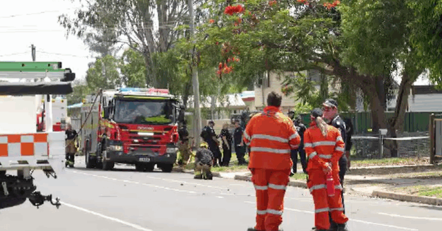 Pai escreve homenagem às crianças mortas no incêndio em uma Os bebês Desmond e Maddison estavam hospedados com amigos da família em um duplex na Opal Street em Emerald quando o incêndio começou por volta das 6h48 (7h48 AEDT) de hoje.