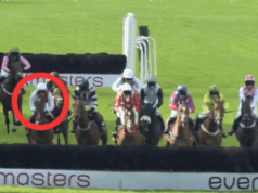 Painel judicial do BHA atinge Kitts e Higgins com grandes proibições no escândalo de apostas em Hillsin O painel judicial do BHA atinge Kitts e Higgins com grandes proibições no escândalo de apostas em Hillsin. Um grupo de jóqueis a cavalo pula uma cerca durante uma corrida em uma pista gramada. Um cavalo e um cavaleiro em sedas brancas e vermelhas são destacados com um círculo vermelho em primeiro plano.