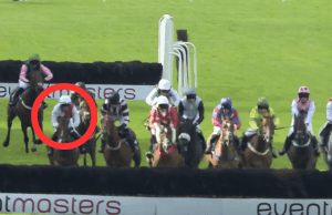 Painel judicial do BHA atinge Kitts e Higgins com grandes proibições no escândalo de apostas em Hillsin O painel judicial do BHA atinge Kitts e Higgins com grandes proibições no escândalo de apostas em Hillsin. Um grupo de jóqueis a cavalo pula uma cerca durante uma corrida em uma pista gramada. Um cavalo e um cavaleiro em sedas brancas e vermelhas são destacados com um círculo vermelho em primeiro plano.