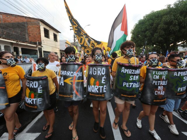 Países se dividiram fortemente em relação aos combustíveis fósseis no último dia da cúpula climática COP30
