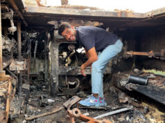 Palestinos usam veículo israelense abandonado para ajudar a fornecer água em Gaza Palestinos usam veículo israelense abandonado para ajudar a fornecer água em Gaza