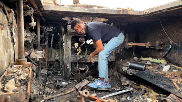 Palestinos usam veículo israelense abandonado para ajudar a fornecer água em Gaza
