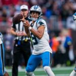 O quarterback do Mater Dei, Bryce Young (9), tenta passar contra De La Salle no segundo quarto do jogo do campeonato estadual da CIF Open Division no Cerritos College em Norwalk, Califórnia, no sábado, 8 de dezembro de 2018. (Jose Carlos Fajardo/Bay Area News Group)