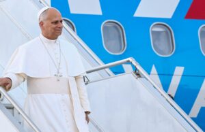 Papa Leão insiste na solução de dois estados para resolver o conflito Israel-Palestina Pessoas agitam bandeiras do Líbano e do Vaticano no dia em que o Papa Leão XIV chega ao Líbano durante sua primeira viagem apostólica, em Baabda, Líbano, 30 de novembro de 2025. REUTERS/Louisa Gouliamaki