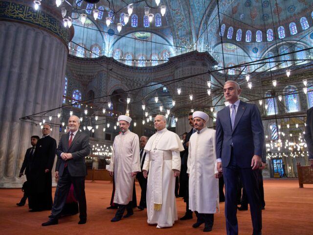 O Papa Leão XIV visita a Mesquita do Sultão Ahmed (Mesquita Azul), em Istambul, em 29 de novembro de 2025.