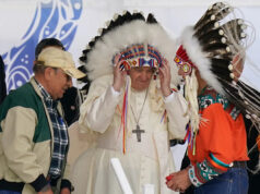 Papa devolve 62 artefatos aos povos indígenas do Canadá como parte do acerto de contas com o passado colonial Yahoo news home