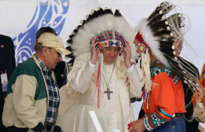 Papa devolve 62 artefatos aos povos indígenas do Canadá como parte do acerto de contas com o passado colonial Yahoo news home