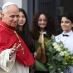 epa12554131 O Papa Leão XIV (C) chega para participar de um encontro com bispos, sacerdotes, diáconos, pessoas consagradas e agentes pastorais na Catedral do Espírito Santo, também conhecida como Catedral do Espírito Santo, em Istambul, Turquia, em 28 de novembro de 2025. O Papa Leão XIV está em sua primeira viagem apostólica fora da Itália desde sua eleição como pontífice, visitando a Turquia e o Líbano de 27 de novembro a 2 de dezembro. EPA/ALESSANDRO DI MEO