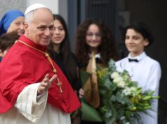 Papa e líder ortodoxo marcam marco cristão em encontro histórico na Turquia epa12554131 O Papa Leão XIV (C) chega para participar de um encontro com bispos, sacerdotes, diáconos, pessoas consagradas e agentes pastorais na Catedral do Espírito Santo, também conhecida como Catedral do Espírito Santo, em Istambul, Turquia, em 28 de novembro de 2025. O Papa Leão XIV está em sua primeira viagem apostólica fora da Itália desde sua eleição como pontífice, visitando a Turquia e o Líbano de 27 de novembro a 2 de dezembro. EPA/ALESSANDRO DI MEO