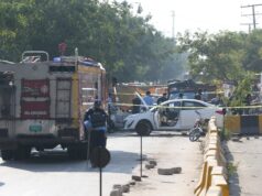 Paquistão diz que bombardeiros de Islamabad e do Waziristão do Sul eram cidadãos afegãos Carro queimado no local da bomba.