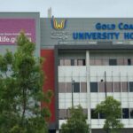 Par em fuga após adolescente de Gold Coast ser esfaqueado na porta por causa de ‘dívida’