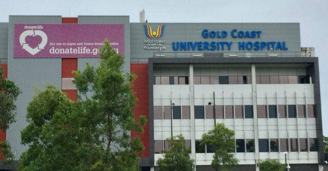 Par em fuga após adolescente de Gold Coast ser esfaqueado Par em fuga após adolescente de Gold Coast ser esfaqueado na porta por causa de ‘dívida’