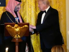 Para bons clientes, Trump estende o tapete vermelho. O resto leva uma bronca A estrela do futebol Cristiano Ronaldo recebeu uma mensagem do presidente Donald Trump durante um jantar em homenagem ao príncipe herdeiro da Arábia Saudita, Mohammed bin Salman.
