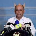 Para prevenir o envenenamento, o BGN exige a esterilização das bandejas de alimentos usando vapor quente de 120 graus