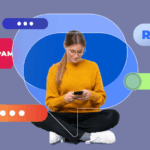 Mulher sorridente usando um smartphone, cercada por ícones do Mensagens do Google e rótulos de recursos, em um fundo com tema azul.