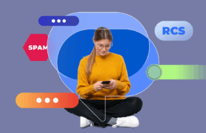 Pare de ignorar esses 5 recursos do Mensagens do Google Mulher sorridente usando um smartphone, cercada por ícones do Mensagens do Google e rótulos de recursos, em um fundo com tema azul.