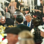 Partidos de Trump como Gatsby enquanto ele mata os pobres de fome