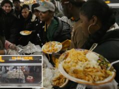 Passageiros do metrô de Nova York presenteiam estranhos com farta ação de Ação de Graças no trem L Passageiros do metrô de Nova York presenteiam estranhos com farta ação de Ação de Graças no trem L