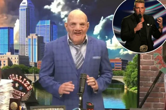 Pat McAfee é retratado durante seu show em 31 de outubro.