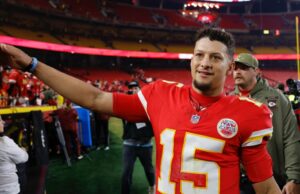 Patrick Mahomes levanta as sobrancelhas depois de colocar ketchup no peru Patrick Mahomes coloca ketchup em seu peru no Dia de Ação de Graças e as pessoas estão enlouquecendo