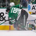 O ala direito do Dallas Stars, Mikko Rantanen (96), é chamado para uma penalidade por má conduta de jogo por abordar o defensor Alexander Romanov (28) do New York Islanders durante o terceiro período no American Airlines Center.